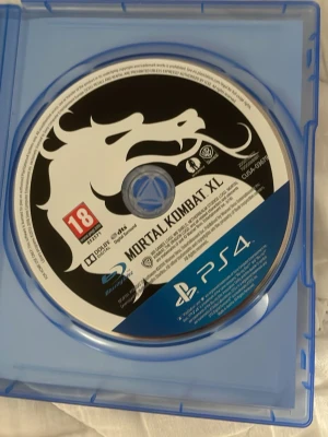 Mortal Kombat XL till PS4 - Säljer spelet Mortal Kombat XL till PS4. Skivan har en svartvit design med den ikoniska drakloggan och kommer i ett blått fodral. Perfekt för dig som gillar fighting och actionspel.                OPS!: kommer radera detta annons 10 juli eftersom att jag ska på semester”!
