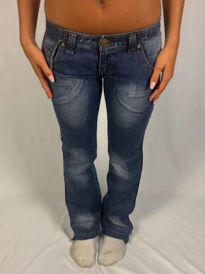 Superfina lågmidjade jeans - Såå fina lågmidjade jeans från miss sixty | Storlek 30 | Jättefint skick! | Jag är 168cm lång och väger 60kg | Mått: Ytterbenslängd: 102cm. Midjebredd: 41cm. Lårbredd: 26cm. Fotöppning: 22cm. Kontakta mig vid fler frågor eller funderingar!💗