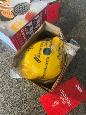 Gult mini våffeljärn från Dash, aldrig använd, helt ny!  - Säljer ett gult mini våffeljärn från Dash, modell Honeycomb. Järnet har en non-stick yta och gör våfflor med bikakemönster. Perfekt storlek för små våfflor och enkel att använda. Kommer i originalförpackning med instruktioner, aldrig använd, helt ny! 