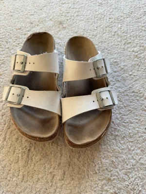 Birkenstocks - Vita Birkenstocks i storlek 35
