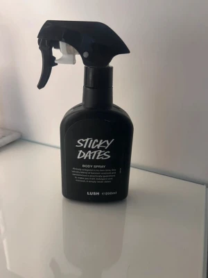 Lush body spray  - Lush body spray i doften sticky dates. Oanvänd och helt full. Kommer ej till användning då jag ej gillar doften