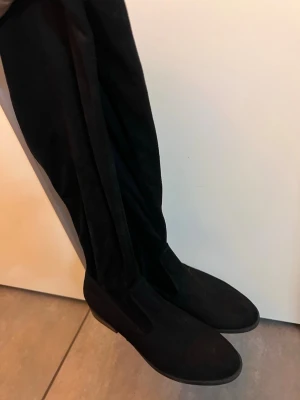 Mocka stövlar  - Eleganta mocka stövlar i mocka med låg klack. Helt nya och oanvända. 