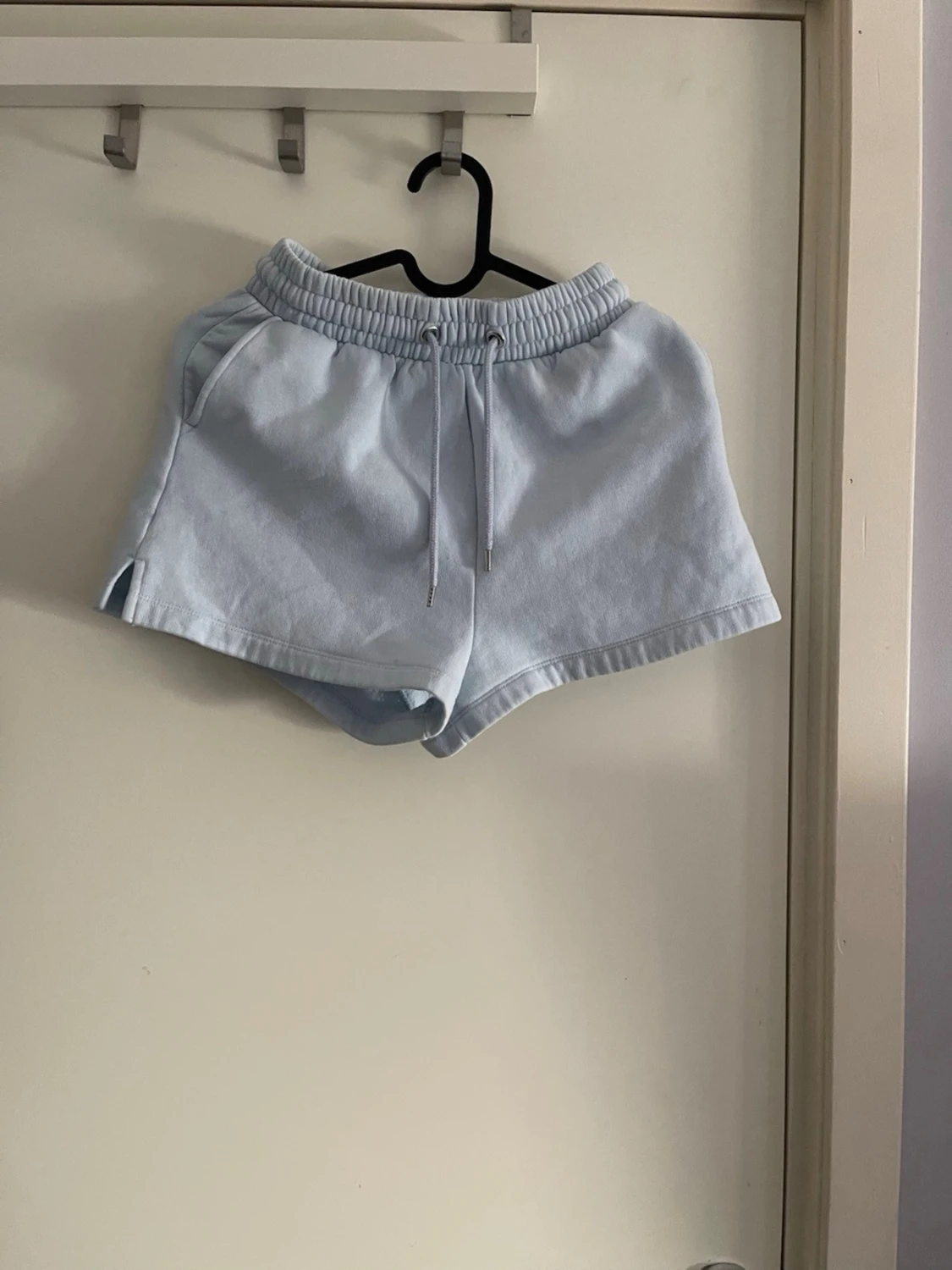 Ljusblåa shorts med snörning