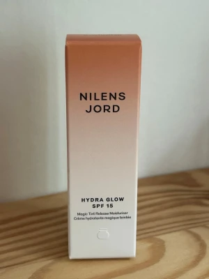 Nilens Jord Hydra Glow Magic Tint Release SPF 15 Day Cream - Nilens Jord Hydra Glow Magic Tint Release SPF 15 Day Cream. Nypris 115🌺 https://www.kicks.se/nilens-jord-hydra-glow-magic-tint-release-spf-15-day-cream-15-ml