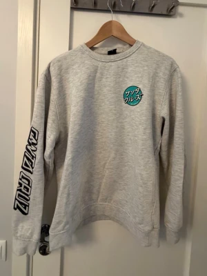 Grå Santa Cruz sweatshirt med tryck - Snygg grå sweatshirt från Santa Cruz med japanskt tryck. Köpt på junkyard.