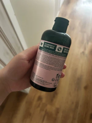 The Body Shop British Rose duschgel - Fräsch duschgel från The Body Shop i doften British Rose. Flaskan är mörkgrön med rosa etikett och innehåller 250 ml. Passar alla hudtyper och har en blommig, uppfriskande doft. Vegansk och med ingredienser av naturligt ursprung.