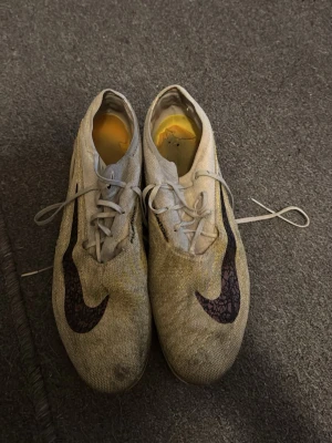 Nike Phantom Elite  - Säljer ett par nike phantoms elite. Dom är i helt okej skick, pris kan diskuteras vid snabb affär🤝 Rekommenderar att köpa nya sulor om man inte redan har det!
