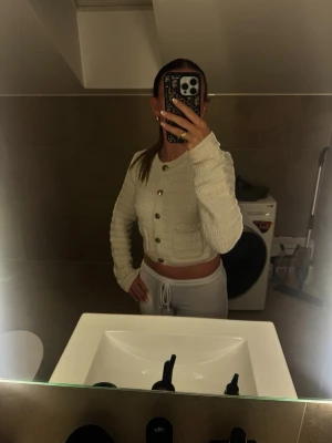 Cream vit cropped kofta med knappar från bershka  - Cream vit cropped kofta från Bershka. Guldiga knappar. Knappt använd.