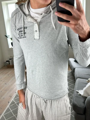Hoodie Grå Unik - Säljer nu denna unika och extremt snygga hoodien från Tom Tailor. Storlek L men passar mer som M! Mått: A:46 B:42 C:41 D:60 (cm) Skriv vid fundering 😇🙌