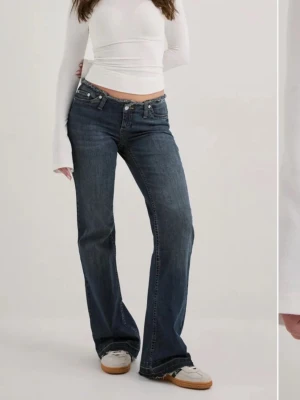 Mörkblå bootcut jeans med låg midja - Säljer ett par mörkblå bootcut jeans med låg midja helt nytt stick utan prislapp