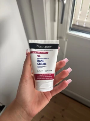 Neutrogena handkräm 50ml - Neutrogena Norwegian Formula Hand Cream Concentrated Unscented i en vit och blå tub på 50 ml. Innehåller glycerin och vitamin E för intensiv återfuktning av torra och nariga händer. Oparfymerad och utvecklad med dermatologer.