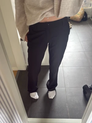 Svarta bootcut kostymbyxor  - Säljer ett par snygga lågmidjade bootcut kostymbyxor med fickor både fram och bak då dom är lite för stora för mig🥰Storlek XS men sitter som S/M. Köptes för ett tag sedan men aldrig använda. 