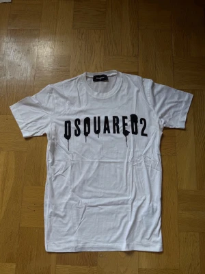 Dsquared2 - En stilren Dsquared2 t-shirt. Den är använd en eller två gånger bara, så den är typ i nyskick. Storlek S. Beställd på Farfetch. 