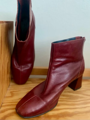 Vinröda stövletter  - Snygga vinröda boots med fyrkantig tå och bred klack. Dragkedja baktill för enkel påtagning💃