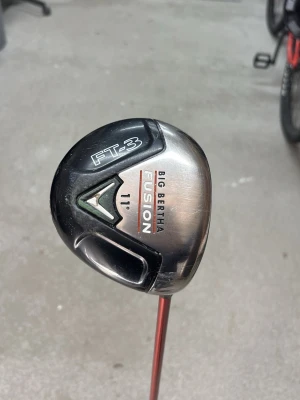 Callaway Big Bertha FT-3 golfklubba - Golfklubba Callaway Big Bertha FT-3 Fusion med 11° loft. Klubban har svart och silverfärgat klubbhuvud och röd skaft. Perfekt för dig som vill ha en stabil och pålitlig driver till golfbanan. Med ett regular skaft