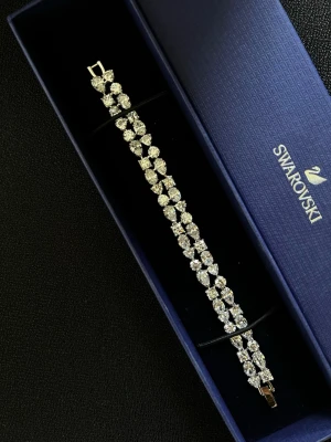 Swarovski Tennis Deluxe armband  - Exklusivt armband från Swarovski i silverfärg med dubbla rader av gnistrande kristaller i olika former, bland annat droppformade och runda stenar. Perfekt för dig som vill ha något extra glittrigt och elegant. Levereras i originalask.