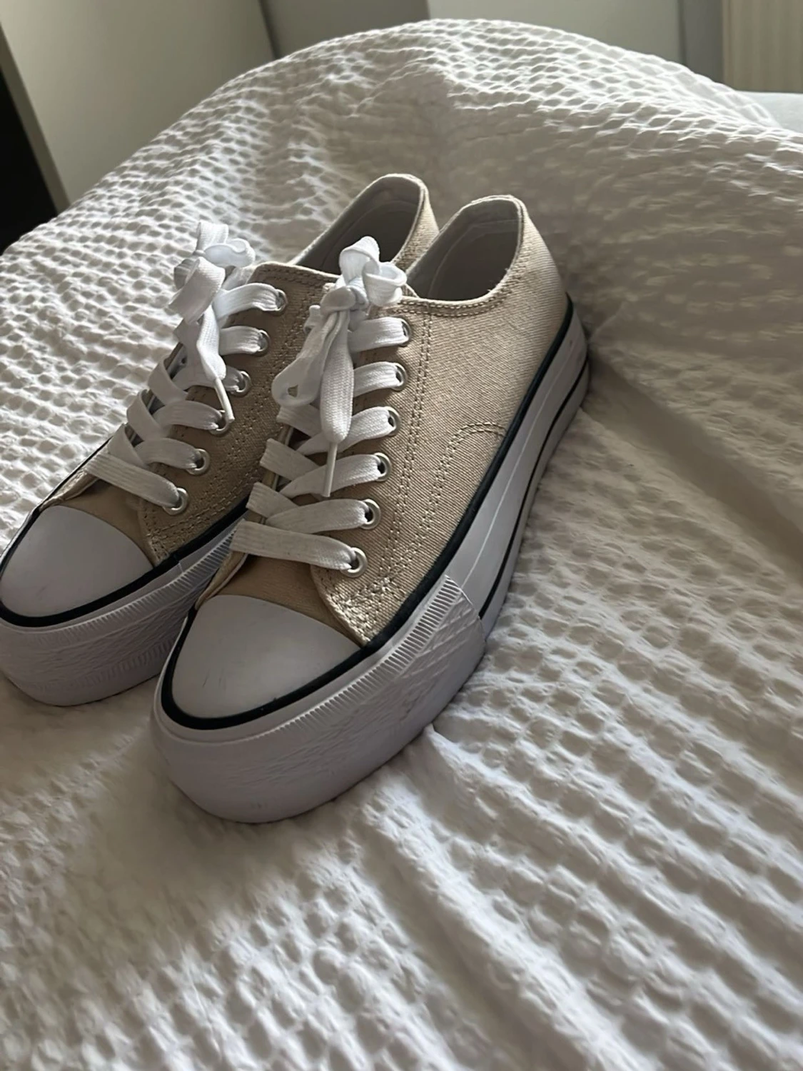 Beige sneakers från Vty