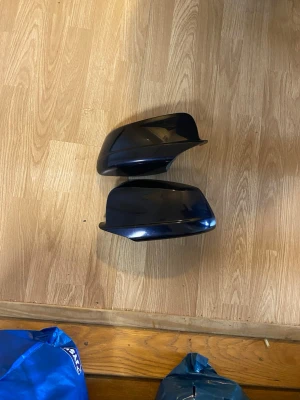 Blåa backspegelkåpor till bil BMW f10 - Säljer ett par snygga blåa backspegelkåpor till bil. De har en blank finish och är tillverkade i plast. Perfekt för dig som vill byta ut eller fräscha upp utseendet på bilen.