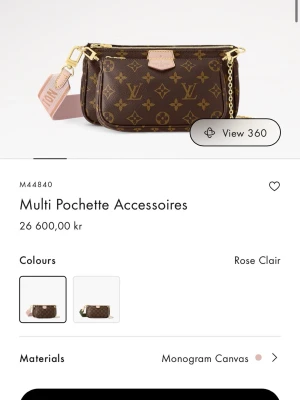 Louis Vuitton Multi Pochette Accessoires - Trendig handväska i brun monogram canvas med guldiga detaljer och justerbar axelrem i ljusrosa. Väskan har flera fack och en rund myntplånbok som kan fästas på remmen. Perfekt för dig som gillar lyxiga accessoarer och vill ha en unik look.