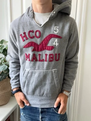 Hollister hoodie  - Hollister hoodie - ganska rare. Inga defekter! Modellen i bilderna är 180 cm 75 kg och bär Storlek M , Kom med frågor! 🌟 (Kan gå ned i pris vid köp av paket 😉) 