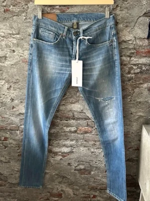 Dondup jeans  - Dondup jeans w31. Mycket gott skick. Tagen med följer inte!  Bara att höra av sig vid funderingar!  Väldigt tighta på mig jag är 67kg 180. Har testat de engång sen aldrig använda. Priset är ej fast, kom med bud, alla bud är intressanta, men inga scambud