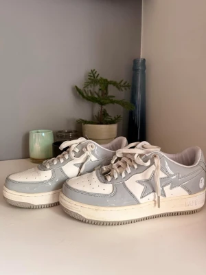 BAPE STA vita och grå sneakers - Bape skor i storlek 8,5us(42), knaper användning ser och känns bra👍