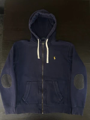 Polo Ralph Laurent Zip Up Hoodie - Marinblå zip up hoodie från Polo Ralph Laurent i storlek M