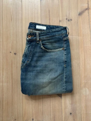 Blå jeans från Tiger of Sweden - Säljer ett par jeans från Tiger of Sweden i storlek 32/34 som nya. Inga konstigheter, hör varmt gärna av dig vid frågor! 