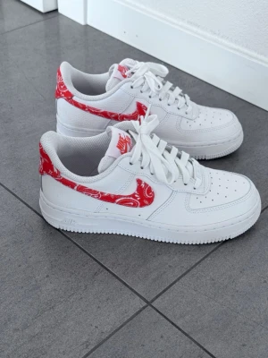 Nike Air Force 1 med Orange-Röd paisley - Säljer suuuper fina Nike Air Force 1 sneakers med orangeröd paisleymönster. Tillverkade i läder med. Passar storlek 36,5 och 37. Köpta för 3000 kr. 