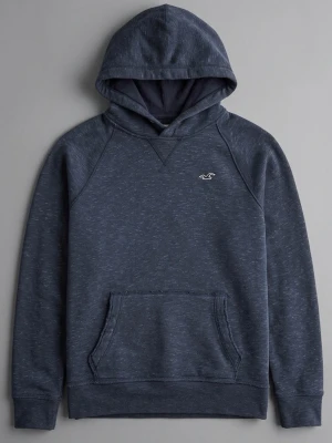 Mörkblå hoodie från Hollister - Mysig vintage hoodie från Hollister med klassisk känguruficka och broderad logga på bröstet. Tillverkad i mjukt material med borstad insida och huva. Perfekt för chill dagar och enkel att matcha med jeans eller joggers. OBS skickar bara med instabox! 🫡