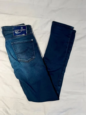 Mörkblå jeans Jacob Cohen - Snygga mörkblå jeans från Jacob Cohen! Billigt pris, ordinarie över 1000! Passar 160-175 beroende på hur du vill att de ska sitta! Kontakta om frågor! 