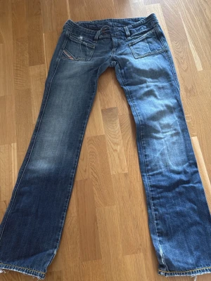 Lågmidjade flare jeans🥰 - Säljer mina otroligt snygga diesel jeans då de inte passar mig. De är lite trasiga längst ner, men annars i väldigt bra skick. Innerbens längden är 82 centimeter och linningen 78 centimeter. Hör av dig om frågor💕
