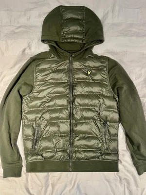 Grön cardigan  - Snygg grön cardigan från Lyle & Scott med huva och dragkedja framtill. Perfekt till sommaren! Storlek 14-15y! Kontakta om frågor! 
