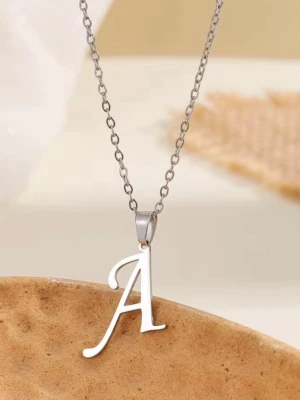 Välj din bokstav 🔠 - Halsband med bokstäver från A-Z (obs ej å ä ö)✨🩷 Alla våra smycken levereras i en lyxig smyckesask tillsammans med en liten gåva. Vi värdesätter varje kund och hoppas att du blir nöjd med ditt köp. Om du vill får du gärna lämna ett omdöme – din feedback betyder mycket för oss och hjälper oss att bli ännu bättre. ✨🩷