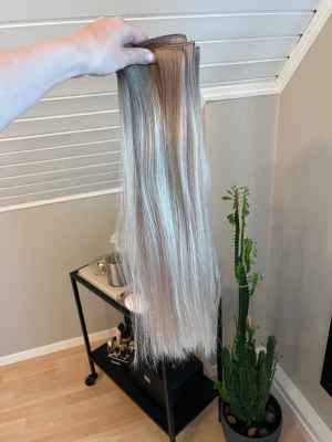 Löshår  - Weft löshår från TRNZ, insatt i 3 dagar sedan tog jag ut det, som nytt!! Längden på löshåret är 45cm och det väger 95g. Den ena raden är 49cm bred och den andra raden är 20cm bred. Fästs med microringar. 