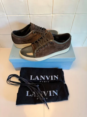 Lanvin sneakers  - Lanvin dbb1 sneakers i mycket fint skick. Storlek uk 6/ eu 40. Sitter större. Box och Dustbag ingår vid köp. Bara att höra av sig till oss vid minsta funderingar😁