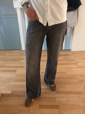 Jeans  - Vintage jeans med bootcut över skorna, sjukt fet tvätt och dem sitter såhär på mig som är 188cm så man får en bättre uppfattning, dem är i grymt skick!