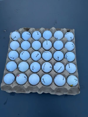 Srixon vita golfbollar 30st - 30 vita golfbollar från Srixon, placerade i en äggkartongsliknande förpackning. Bollarna har klassisk dimple-yta och svart text. Perfekt för dig som vill fylla på golfväskan inför säsongen. Lägg ett bud eller 2 hör av dig gärna⛳️😁👍