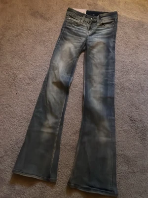 Blå utsvängda jeans i storlek 23/30! - Säljer ett par blå jeans med utsvängda ben. Helt oanvända!! Jeansen har klassisk femficksmodell. Perfekta för dig som gillar retrostil och vill sticka ut lite extra. Pris kan diskuteras