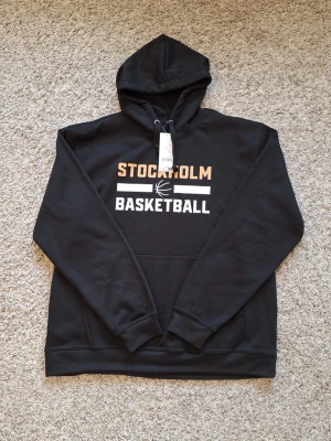 Svart Stockholm Basketball hoodie - Snygg svart Stockholm Basketball hoodie I storlek XL, passar L också. Aldrig använt och lappen sitter kvar. Den har snygg tryck på framsidan med Stockholm Basketball loggan och "Believe" på baksidan. Skick: 10/10