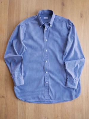 Blåvit randig skjorta från Guy Rover - Snygg blå skjorta med tunna vita ränder från Guy Rover. Klassisk button-down krage och vita knappar framtill. Skjortan är långärmad och har en tidlös, stilren look som passar till många tillfällen. Tillverkad i mjuk bomull för skön känsla.