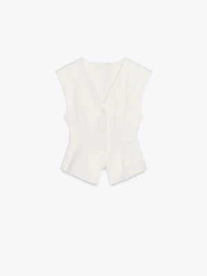 Vit figursydd väst med v-ringning - Stilren vit väst med v-ringad hals och knäppning framtill. Figursydd passform som ger en snygg siluett. Perfekt att styla över en skjorta eller t-shirt för en trendig look.