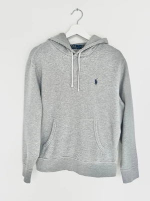 Polo Ralph Lauren Hoodie - Populär och fet hoodie från Ralph Lauren! Toppskick, inga defekter. Storlek M men sitter som S/M. Qr kod sitter i tröjan för äkthet