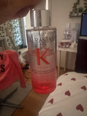 Kerastase Genesis hårserum - Kerastase Genesis hårserum i genomskinlig plastflaska med silverfärgat lock. Innehållet är rosa och flaskan har en stor röd K på framsidan. Perfekt för dig som vill stärka håret och motverka håravfall. Ungefär lite mer än halva kvar!!
