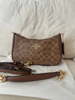 Coach Teri Shoulder Bag In Signature Canvas. - Aldrig Använt