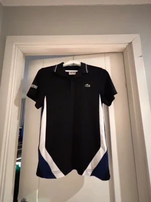 Lacoste pike - En fet piké från Lacoste. Perfekt för dig som letar efter något nu till sommaren. Priset är ej hugget i sten 🪨 Skriv vid frågor!☺️