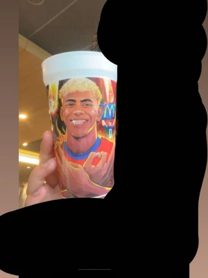 Färgglad plastmugg med tryck - Lamine yamal kopp från Donken, helt oanvänd och sprillans ny. 