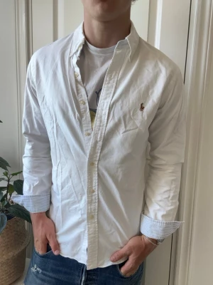Ralph lauren skjorta  - Ralph lauren skjorta, schysst mönster på armen och nacken, Inga defekter! Modellen i bilderna är 180 cm 75 kg och bär Storlek M slim fit , Kom med frågor! 🌟 (Kan gå ned i pris vid köp av paket 😉) 