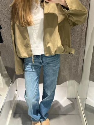 Blå raka jeans från Nelly - Säljer två par klassiska blå jeans från Nelly med rak passform och normal midja. Jeansen har fem fickor, knappgylf och är tillverkade i ett mjukt denimtyg. Perfekta för en avslappnad och trendig look. Ljusblå och mörkblå, inga defekter pris kan dikteras vid snabbt köp😍storlek 32z. 1 par för 300kr båda för 500