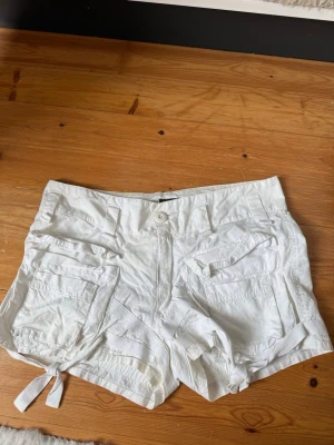 Vita cargo shorts - Säljer ett par vita shorts med fickor 